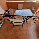 Moderno Y Renovado En Urbanización Playa Castillo,