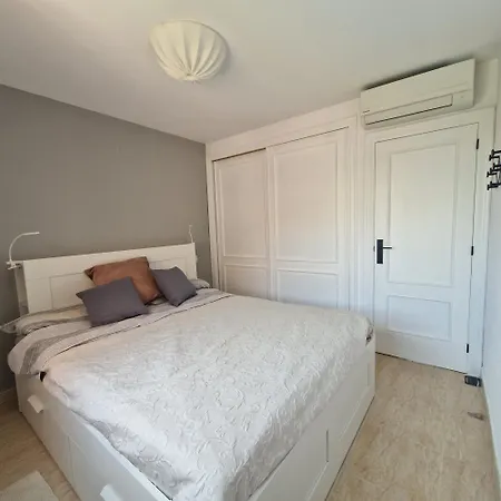 Moderno Y Renovado En Urbanizacion Playa Castillo,